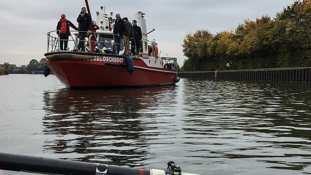 Ulrich Hahn auf dem Feuerwehr-Löschboot.